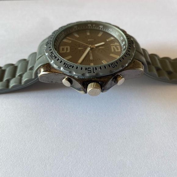 Unlisted Kenneth Cole army green watch stainless steel back! - Picture 3 of 6